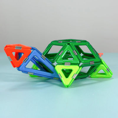 Assemblage de tuiles magnétiques aux formes polyvalentes pour les animaux et les plantes