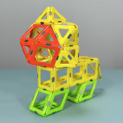 Assemblage de tuiles magnétiques aux formes polyvalentes pour animaux et plantes