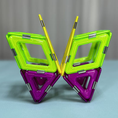 Assemblage de tuiles magnétiques aux formes polyvalentes pour les animaux et les plantes Papillon