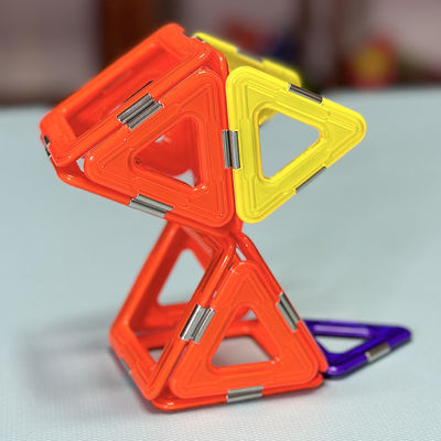 Assemblage de tuiles magnétiques aux formes polyvalentes pour animaux et plantes