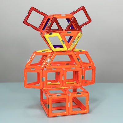 Assemblage de tuiles magnétiques avec des formes polyvalentes pour les animaux et les plantes