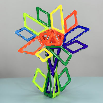 Des fleurs colorées des carreaux magnétiques géométriques des blocs de construction magnétiques pour les enfants de 3 ans