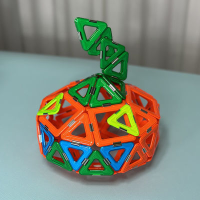 Assemblage de tuiles magnétiques aux formes polyvalentes pour les animaux et les plantes