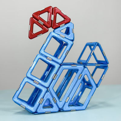 Des jouets en 3D colorés en cygne, des carreaux magnétiques, des animaux, des blocs de briques, des jouets pour enfants