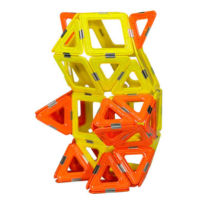 Assemblage de tuiles magnétiques aux formes polyvalentes pour les animaux et les plantes