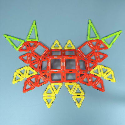 Assemblage de tuiles magnétiques aux formes polyvalentes pour les animaux et les plantes