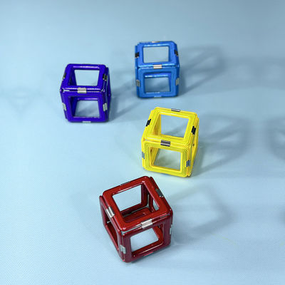Des enfants apprennent des blocs de construction magnétiques 3D / carreaux de construction magnétiques