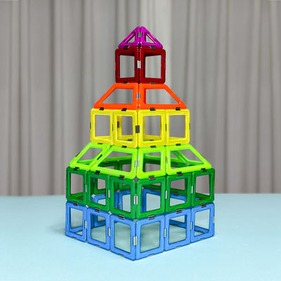 Les enfants offrent des jouets de construction magnétiques