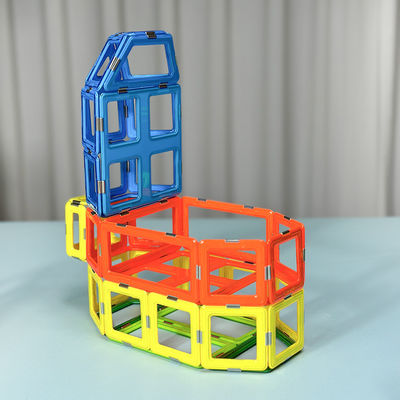 Les formes de la scène de la vie, le placard, les blocs de construction magnétiques, le kit, favorisent la créativité des enfants.