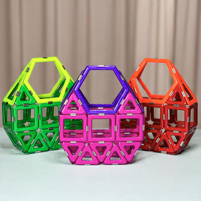 Des jouets pour les enfants, des blocs magnétiques. Scène de vie, blocs magnétiques éducatifs.