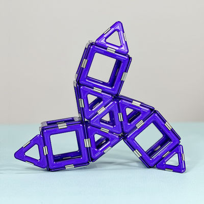 Des ensembles de blocs de construction magnétiques 3D en forme de boomerang